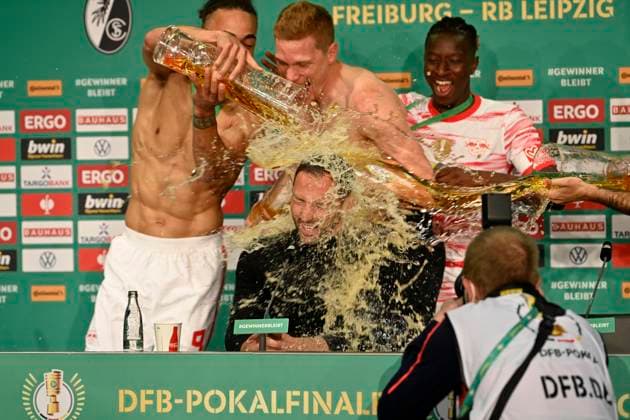 Bilder des Jahres 2022, Sport 05 Mai Sport Themen der Woche KW20 Sport Bilder des Tages Bierdusche fuer Trainer Coach Domenico Tedesco RasenBallsport Leipzig RBL waehrend der Pressekonferenz PK unter Fuehrung von Yussuf Poulsen (09) RasenBallsport Leipzig RBL 79. DFB Pokalfinale SC Freiburg SCF vs RB Leipzig RBL Olympiastadion Berlin 21.05.2022 DFL REGULATIONS PROHIBIT ANY USE OF PHOTOGRAPHS AS IMAGE SEQUENCES AND OR QUASI-VIDEO 79. DFB Pokalfinale SC Freiburg SCF vs RB Leipzig RBL