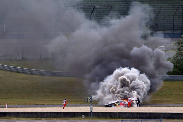 Bilder des Jahres 2022, Sport 05 Mai Sport Themen der Woche KW20 brennender Ferrari 488 GT3 Nr.: 74, Fahrer Felipe Fraga ( BRA) rechts versucht mit Feuerlöscher zu löschen, DTM Qualifiyng, Lausitzring, Eurospeedway, 22.05.2022, Feuer
