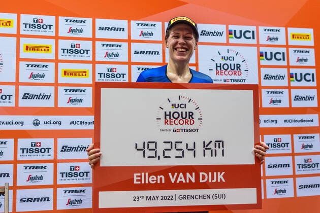 Bilder des Jahres 2022, Sport 05 Mai Sport Themen der Woche KW21 Sport Bilder des Tages UCI Hour Record Attempt by Ellen van Dijk (NED), 23.05.2022 Ellen van Dijk (NED) improves the UCI Hour Record to 49.254 km in Grenchen (Tissotvelodrome), on Monday, May 23, 2022 Copyright: xBEAUTIFULxSPORTS OlafxRellischx