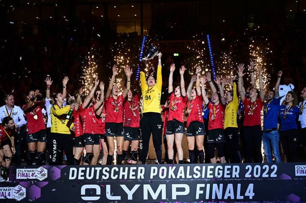 Bilder des Jahres 2022, Sport 05 Mai Sport Themen der Woche KW21 Sport Bilder des Tages Handball I Frauen I Saison 2021-2022 I OLYMP Final4 2022 I Finale I SG BBM Bietigheim - VfL Oldenburg I 29.05.2022 Jubel, Begeisterung, Enthusiasmus, Euphorie, Freude, Glücksgefühl, Heiterkeit bei: Pokalsieger SG BBM Bietigheim Stuttgart Porsche-Arena Baden-Württemberg Deutschland Copyright: xLobeca FelixxSchlikisx