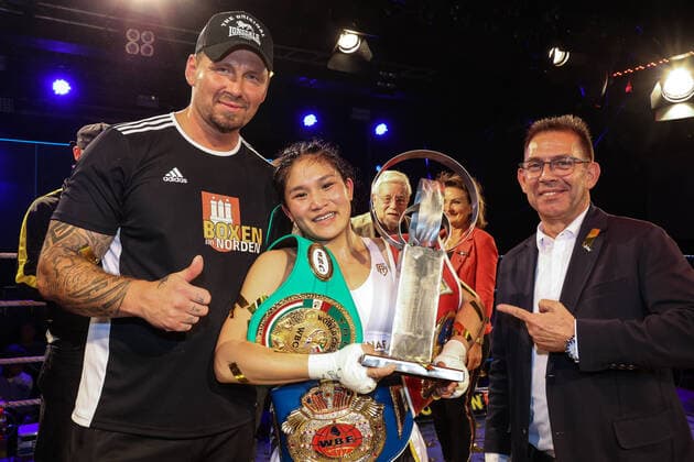 Bilder des Jahres 2022, Sport 05 Mai Sport Themen der Woche KW22 Sport Bilder des Tages Boxen: Boxen im Norden, Hamburg, 29.05.2022 WBC-Junioren WM, WBF- und WIBF-Weltmeisterschaft: Crystal Garcia Nova (DOM, l.) - Fai Phannarai (GER) Hamburg Germany