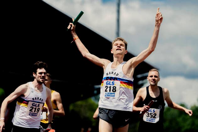 Bilder des Jahres 2022, Sport 05 Mai Sport Themen der Woche KW22 Sport Bilder des Tages DM Langstaffeln; Mainz, 29.05.2022 Lukas Abele (SSC Hanau-Rodenbach) witft sich vor Marc Tortell (Athletics Team Karben) ins Ziel am 29.05.2022 waehrend der Deutschen Meisterschaften Langstrecke im Otto-Schott-Sportzentrum in Mainz Copyright: xBEAUTIFULxSPORTS Flatemerschx