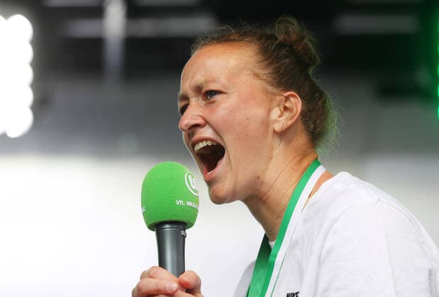 Bilder des Jahres 2022, Sport 05 Mai Sport Themen der Woche KW21 Sport Bilder des Tages VfL Wolfsburg Frauen, Rathausempfang Wolfsburg, Der deutsche Frauenfußballmeister VfL Wolfsburg und DFB-Pokalsieger 2022 ist auf einer Bühne vor dem Rathaus in Wolfsburg am 29.05.20022 empfangen worden. Torfrau Almuth Schult (VfL Wolfsburg) Wolfsburg