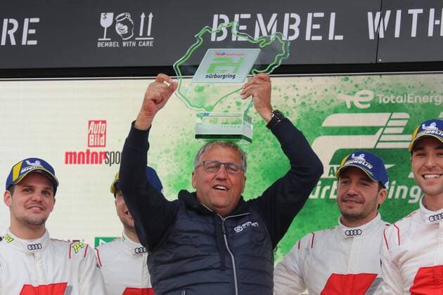 Bilder des Jahres 2022, Sport 05 Mai Sport Themen der Woche KW22 Sport Bilder des Tages Teamchef Ernst Moser von Phoenix-Racing erhält und präsentiert dem Gesamtsieger-Teampokal, 50. ADAC 24H Nuerburgring - 50. ADAC 24H Nuerburgring, Rennen, Sonntag,29.05.2022 Nürburg Copyright: xAugstx xEibner-Pressefotox EP_jat