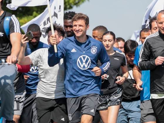 Bilder des Jahres 2022, Sport 05 Mai Sport Themen der Woche KW22 Sport Bilder des Tages 31.05.2022 - Fussball - DFB - Nationalmannschaft Deutschland - Training in Herzogenaurach - HMB JuBe - Thomas Mueller, Trainingslauf, run of the ocean