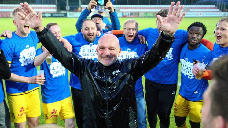 Sport Themen der Woche KW22 Sport Bilder des Tages v.li.: Stefan Emmerling (Trainer, Cheftrainer, BSV Kickers Emden) mit Jubel über den Aufstieg in die Regionalliga Nord, Jubel, ausgelassen, Party, fröhlich, Lachen, Freude über den Sieg, über das gewonnene Spiel, im Mannschaftskreis, Kreis der Mannschaft, 01.06.2022, Bremen (Deutschland), Fussball, Relegation Regionalliga Nord, BSV Kickers Emden - Concordia Hamburg