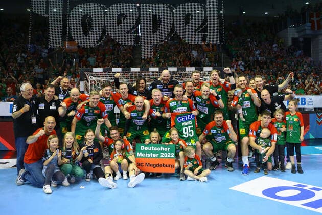 Sport Themen der Woche KW22 Sport Bilder des Tages 02.06.2022, xtgx, Handball, Liqui Moly HBL, SC Magdeburg - HBW Balingen Weilstetten emspor v.l. Magdeburg feiert die Meisterschaft, Jubel ueber den Sieg, Jubel nach Spielende Magdeburg