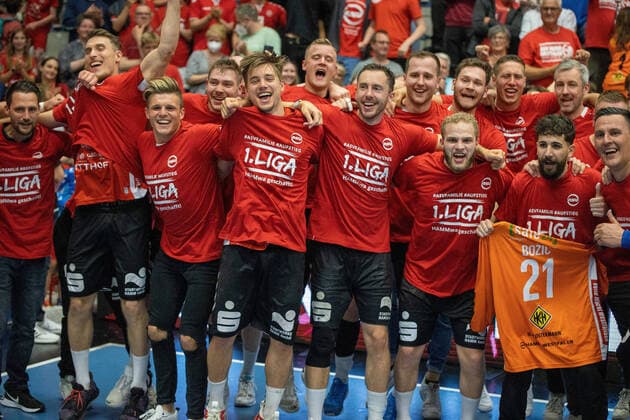 Sport Themen der Woche KW22 Sport Bilder des Tages Handball I Herren I Saison 2021-2022 I 2. HBL I 37. Spieltag I ASV Hamm-Westfalen - TV Großwallstadt I 03.06.2022 Mannschaft feiert ASV Hamm-Westfalen Hamm Westpress Arena NRW Deutschland Copyright: xLobeca PatrickxNuhnx