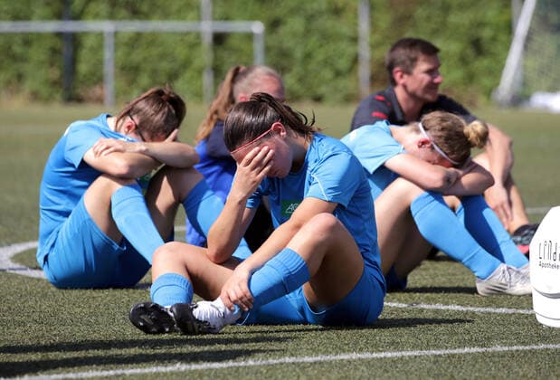Sport Themen der Woche KW22 Sport Bilder des Tages Deutschland, 04.06.22, Fussball, Frauen Regionalliga Abstiegsrelegation, VfB Obertürkheim - FSV Hessen Wetzlar: Niedergeschlagene Spielerinnen VfB Obertürkheim. Vorne Blerta Smaili.
