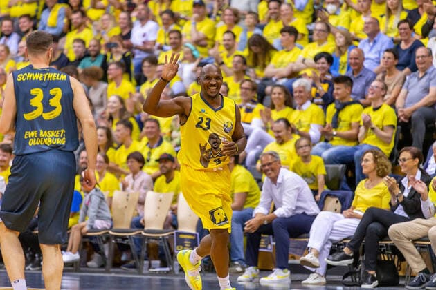 Sport Themen der Woche KW22 Sport Bilder des Tages Oldenburg, Niedersachsen, DEU, 04.06.2022, Rickey Paulding, Kapitän der EWE Baskets Oldenburg, wird mit einer emotionalen Zeremonie nach 15 Jahren bei den EWE Baskets Oldenburg verabschiedet. Sein Trikot mit der Nummer 23 wurde unter die Hallendecke gezogen und damit offiziell nicht mehr vergeben. Im Allstargame Rickey & Friends traf er auf einige seiner Weggefährten. EWE Baskets Oldenburg: BBL Legende Rickey Paulding nach 15 Jahren verabschiedet