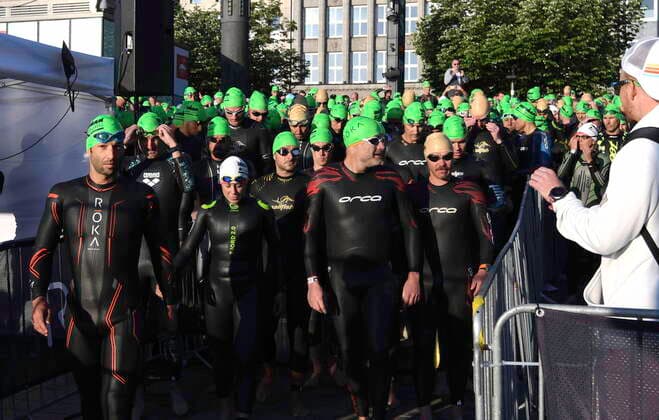 Sport Themen der Woche KW22 Sport Bilder des Tages GER; Ironman Hamburg 05.06.2022, GER; Ironman Hamburg, im Bild die Jedermaenner beim Start in die Binnenalster am Jungfernstieg mit Schlappen im Vordergrund