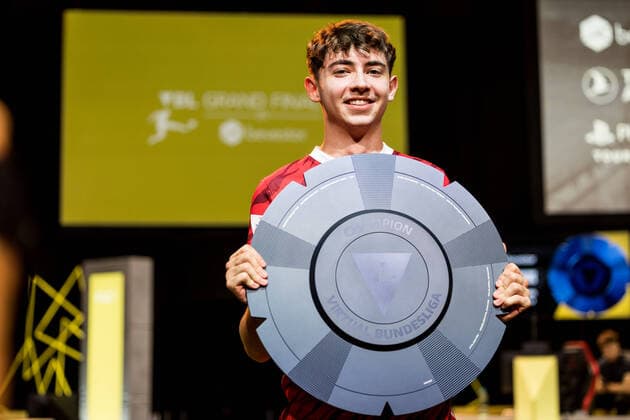 Sport Themen der Woche KW22 Sport Bilder des Tages VBL Grand Final by bevestor; 05.06.2022 Dylan DullenMIKE Neuhausen (SC Freiburg NEO) mit der Meisterschale Virtual Bundesliga Grand Final by bevestor, Koeln, XPOST Copyright: xBEAUTIFULxSPORTS Wunderlx