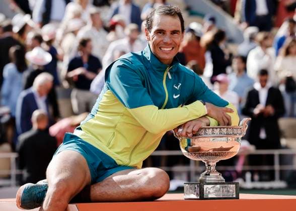 French Open 2022, Rafael Nadal (ESP) hmit dem Pokal, Siegerehrung, Praesentation Tennis - French Open 2022 - Grand Slam ATP, Tennis Herren WTA, Tennis Damen ITF - Roland Garros - Paris - - France - 5 June 2022. Copyright: xJuergenxHasenkopfx
