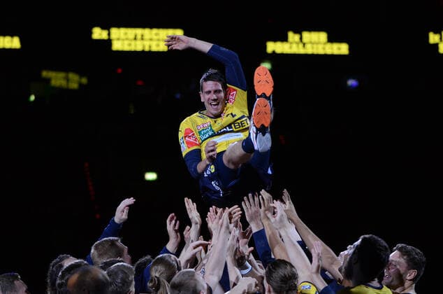 Sport Themen der Woche KW23 Sport Bilder des Tages Handball I Herren I Saison 2021-2022 I Liqui Moly Handballbundesliga I 33.Spieltag I Rhein-Neckar Löwen - THW Kiel I 08.06.2022 Andy Schmid ( 2, Rhein-Neckar Löwen) wird hochgeworfen zum Abschluss von der Mannschaft Mannheim SAP Arena Baden-Württemberg Deutschland Copyright: xLobeca MaxxKrausex