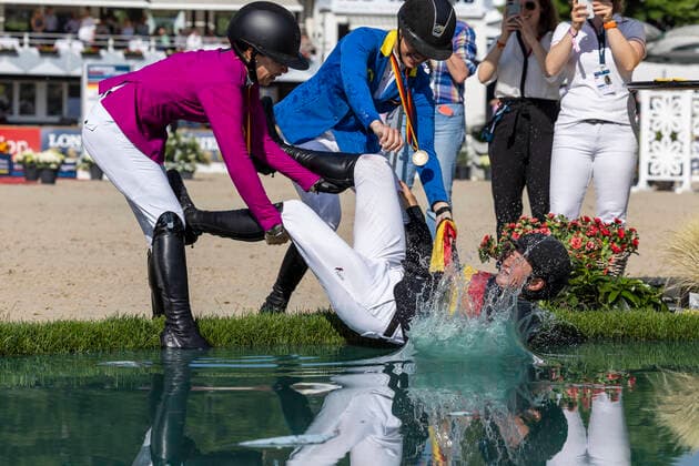 Sport Themen der Woche KW23 BALVE - Longines Optimum 2022, BALVE - Longines Optimum 2022 ECKERMANN Katrin (GER), DEUERER Tina (GER), RUESEN Angelique (GER) Meisterbad Siegerehrung Meisterehrung Deutsche Meisterschaft Finalwertung Springreiterinnen SpringpruÌˆfung Kl. S