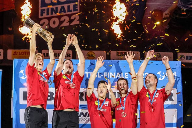 Sport Themen der Woche KW23 Ballsporthalle Frankfurt am 11. Juni 2022, Liebherr Tischtennis Bundesliga Finale, Borussia Düsseldorf 1.FC Saarbrücken TT v.l.,Anton Kaellberg (SWE, Borussia Duesseldorf) , Kristian Karlsson (SWE, Borussia Duesseldorf), Dang Qiu (GER, Borussia Duesseldorf), Timo Boll (GER, Borussia Duesseldorf), Trainer Danny Heister (NED, Borussia Duesseldorf) und im Bild Mannschaft von Borussia Düsseldorf, Siegerehrung, Duesseldorf mit Pokal, Jubelfoto mit Pokal Copyright: JoaquimxFerreira