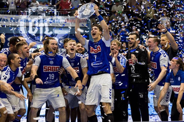 Sport Themen der Woche KW23 Sport Bilder des Tages 2. Handball-Bundesliga: VfL Gummersbach - HSC 2000 Coburg; 11.06.2022 Julian Koester ( 7, VfL Gummersbach) haelt die Meisterschale unter Jubel der Mannschaft hoch 2. Handball-Bundesliga VfL Gummersbach - HSC 2000 Coburg; Gummersbach, Schwalbe arena; 11.06.2022 Copyright: xBEAUTIFULxSPORTS Wunderlx