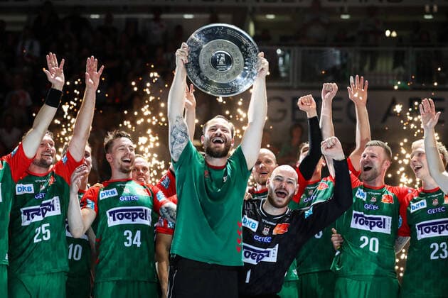 Sport Themen der Woche KW23 Sport Bilder des Tages Moritz Preuss (SC Magdeburg,95) mit der Meisterschale - Handball Bundesliga Saison 2021-2022 SC Magdeburg vs. Rhein Neckar Löwen in der GETEC Arena in Magdeburg - Freisteller,Einzelbild,Aktion,Handball,Deutschland,12.06.2022