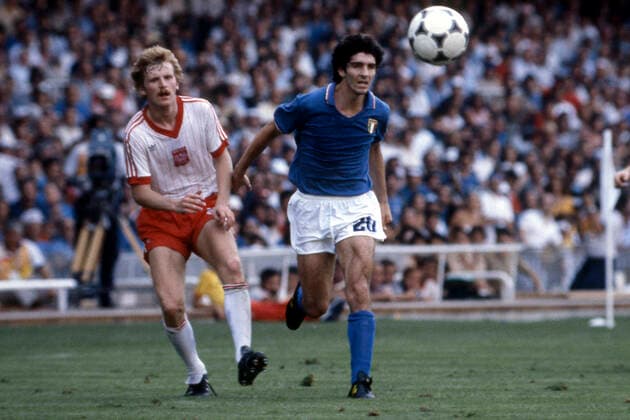 Paolo ROSSI, Italien, Fussball Nationalspieler, Aktion, Zweikampf gegen Zbigniew BONIEK, Polen, in dem Spiel Italien - Polen 0.0, 14.06.1982, hier bei der Fussball Weltmeisterschaft 1982 Spanien. Â