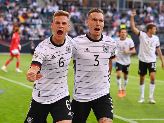 Sport Themen der Woche KW24 Sport Bilder des Tages Fussball International UEFA Nations League 14.06.2022 in Moenchengladbach Deutschland - Italien JUBEL Deutschland; Torschuetze zum 1-0 Joshua Kimmich (li) umarmt von David Raum