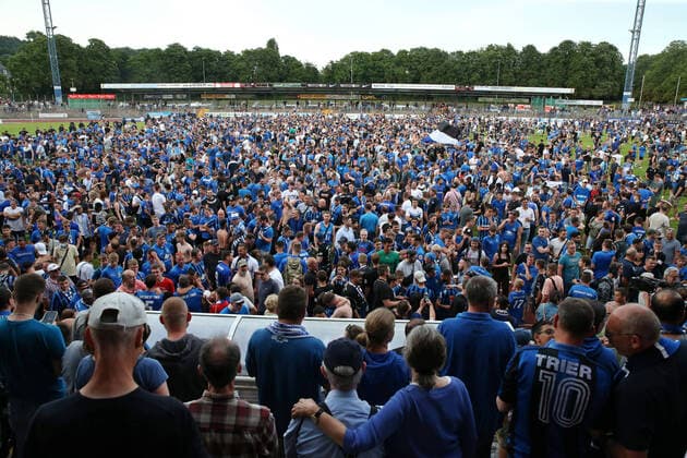 Sport Themen der Woche KW24 Sport Bilder des Tages 14.06.2022, xfkfnsx, Fussball Relegation zur Regionalliga Südwest , SV Eintracht 05 Trier - Stuttgarter Kickers emspor, v.l. Platzsturm nach Spielende (DFL DFB REGULATIONS PROHIBIT ANY USE OF PHOTOGRAPHS as IMAGE SEQUENCES and or QUASI-VIDEO) Trier