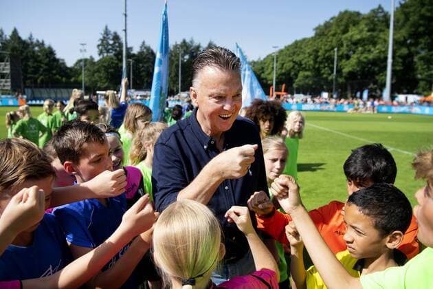 Sport Themen der Woche KW24 Sport Bilder des Tages 2022-06-17 10:37:23 ZEIST - National coach Louis van Gaal opens the national school football tournament on the KNVB Campus. Primary school children from groups 5 to 8 who have reached the final, divided over 26 teams, play for the first place of the tournament. ANP OLAF KRAAK netherlands out - belgium out Zeist xVIxxIVx