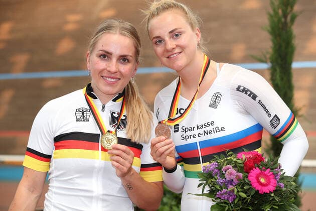 Sport Themen der Woche KW24 Sport Bilder des Tages Kaarst, 17.06.22, 135. Deutsche Bahnradsportmeisterschaften, Tag 4, Zeitfahren, Sportforum Kaarst-Buettgen: Die neue Deutsche Meisterin Emma Hinze (RSC Cottbus, 61) und Silbermedaillien Gewinnerin Lea-Sophie Friedrich (RSC Cottbus, 58) 500m Zeitfahren Bahnradsportmeisterschaften 2022