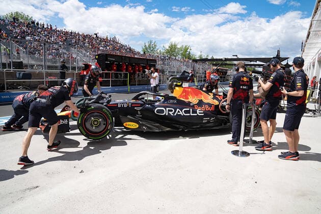 17.06.2022, Circuit Gilles-Villeneuve, Montreal, FORMULA 1 AWS GRAND PRIX DU CANADA 2022 , im Bild Boxenstop bei Sergio Perez (MEX), Oracle Red Bull Racing (Foto EU-Images) Montreal Circuit Gilles-Villeneuve Quebec Kanada