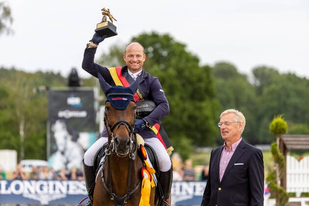 Sport Themen der Woche KW24 Sport Bilder des Tages LUHMÜHLEN - Longines Luhmühlen Horse Trail 2022, LUHMÜHLEN - Longines Luhmühlen Horse Trail 2022 JUNG Michael (GER), Highlighter, SPETHMANN Michael (Sponsor) Siegerehrung Prize giving ceremony CCI4*-S Meßmer Trophy mit Deutscher Meisterschaft Luhmühlen, Turniergelände 19. June 2022 -