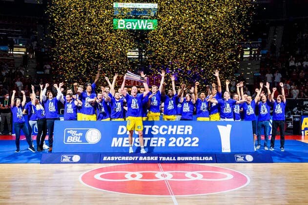 Sport Themen der Woche KW24 Sport Bilder des Tages GER, easy credit BBl, Finale Spiel 4, FC Bayern Muenchen Basketball vs. Alba Berlin 19.06.2022, Audi Dome, Muenchen, GER, easy credit BBl, Finale Spiel 4, FC Bayern Muenchen Basketball vs. Alba Berlin, im Bild Deutscher Basketball Meister Alba Berlin