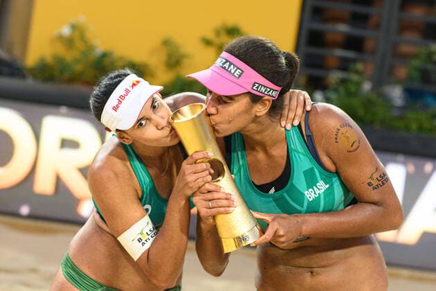 Sport Themen der Woche KW24 Sport Bilder des Tages Beachvolleyball, WM in Rom, Damen, Finale, Weltmeisterinnen Eduarda Santos Lisboa Ana Patricia Silva Beach-Volleyball Weltmeisterschaft, Rom, 19.06.2022 Eduarda Santos Lisboa (Duda, BRA), Ana Patricia Silva Ramos (BRA) Worldchampions 2022; Beach-Volleyball Weltmeisterschaft, Rom am 19.06.2022 Copyright: xBEAUTIFULxSPORTS PeterxWeberx
