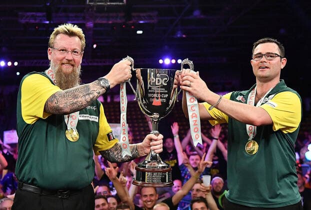 Sport Themen der Woche KW24 Sport Bilder des Tages 19.06.2022, xhbx, Dart Cazoo World Cup of Darts 2022, emspor, v.l. Simon Whitlock (Australien), Damon Heta (Australien) Siegerehrung, Pokal Frankfurt am Main