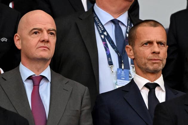 Paris, Stade de France, 28.05.22, GER, Herren, UEFA Champions League, Finale 2022, FC Liverpool - Real Madrid Bild: v.li. FIFA-Praesident Gianni Infantino und UEFA-Praesident Aleksander Ceferin Nur fuer journalistische Zwecke! Only for editorial use! Gemaess den Vorgaben der UEFA ist es untersagt, in dem Stadion und oder vom Spiel angefertigte Fotoaufnahmen in Form von Sequenzbildern und oder videoaehnlichen Fotostrecken zu verwerten bzw. verwerten zu lassen. UEFA regulations prohibit any use of photographs as image sequences and or quasi-video. Saint Denis Frankreich