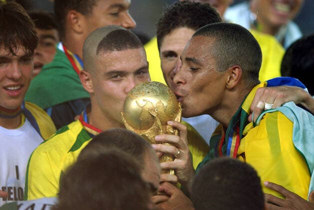 ARCHIVFOTO: Vor zwanzig Jahren, am 30. Juni 2002, gewann BRASILIEN zum fuenften Mal die Fussball-Weltmeisterschaft, SN_GER_BRA_019.JPG Deutschland-Brasilien 0-2 RONALDO (li) udn Gilberto Silva mit den WM Pokal Fussball Weltmeisterschaft 2002 Japan Korea,WM 2002,Finale,am 30.06.2002