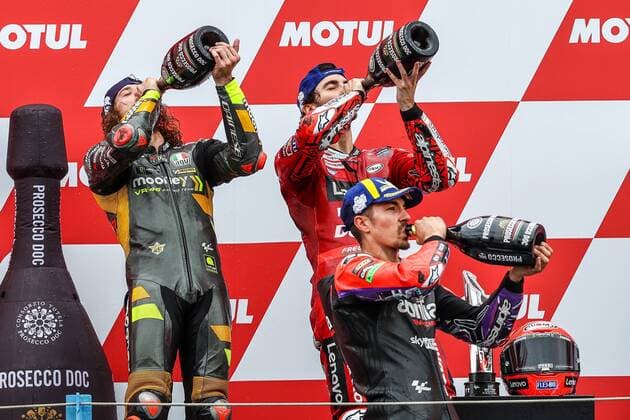 Sport Themen der Woche KW25 Sport Bilder des Tages ASSEN - Marco Bezzecchi (ITA), Francesco Bagnaia (ITA), Maverick Vinales (SPA) after the MotoGP final on June 26, 2022 at the TT circuit of Assen, Netherlands. ANP VINCENT JANNINK MotoGP of Netherlands - Race 2021 2022 xVIxANPxSportx xxANPxIVx