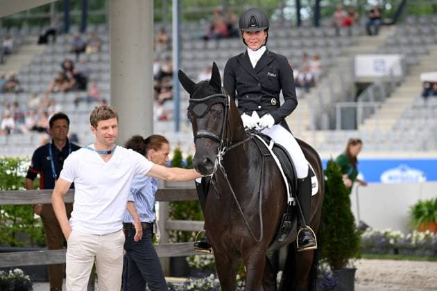 Sport Themen der Woche KW26 Sport Bilder des Tages Aachen , Deutsche Bank Stadion, 29.06.22, GER, CHIO Aachen 2022 Bild: Lisa Mueller (GER) mit Gut Wettlkam s Chuck Bass und Ehemann Thomas Mueller (FC Bayern Muenchen) Nur fuer journalistische Zwecke! Only for editorial use! Nordrhein-Westfalen Deutschland