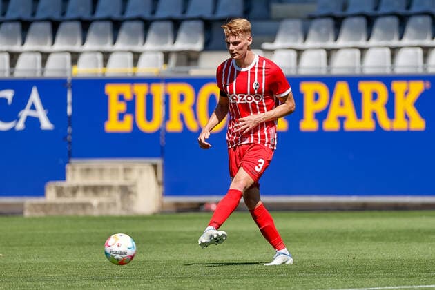 Philipp Lienhart (SC Freiburg, 03) mit einem Pass, GER, SC Freiburg vs. SV Elversberg, Fussball, Testspiel, Spielzeit 2022 2023, 02.07.2022 GER, SC Freiburg vs. SV Elversberg, Fussball, Testspiel, Spielzeit 2022 2023, 02.07.2022 Freiburg im Breisgau Copyright: xEibner-Pressefoto GrantxHubbsx EP_GHS