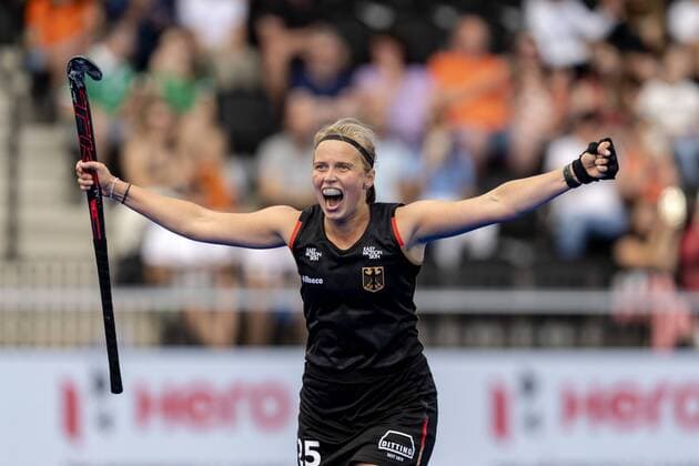 Bilder des Jahres 2022, Sport 07 Juli Sport Themen der Woche KW26 Sport Bilder des Tages AMSTERDAM - Viktoria Huse (Germany) cheers after the 3-1f match between Germany and Chile at the World Hockey Championships at Wagener Stadium, on July 2, 2022 in Amsterdam, Netherlands. ANP SANDER KING FIH Hockey Women s World Cup 2022 2022 xVIxANPxSportx xxANPxIVx