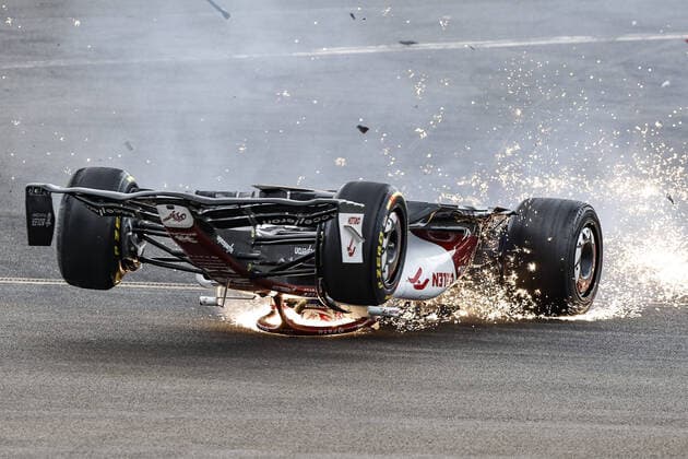 Bilder des Jahres 2022, Sport 07 Juli Sport Themen der Woche KW26 Sport Bilder des Tages 24 ZHOU Guanyu (chi), Alfa Romeo F1 Team ORLEN C42, action start of the race, depart, crash, accident, during the Formula 1 Lenovo British Grand Prix 2022, 10th round of the 2022 FIA Formula One World Championship, WM, Weltmeisterschaft on the Silverstone Circuit, from July 1 to 3, 2022 in Silverstone, United Kingdom - F1 - BRITISH GRAND PRIX 2022 - RACE DPPI Panoramic 00122025__R5_7450