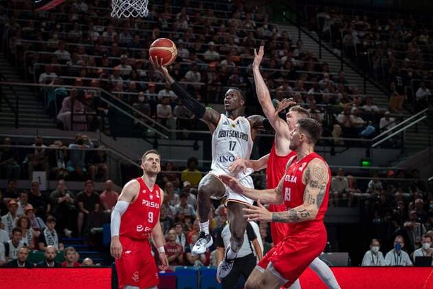 Bilder des Jahres 2022, Sport 07 Juli Sport Themen der Woche KW26 Sport Bilder des Tages Basketball Bremen 03.07.2022 FIBA Basketball Worldcup European Qualifiers Triathlon Deutschland (GER) - Polen (POL) Dennis Schröder Schroeder (Deutschland, No.17) Schröder Schroder