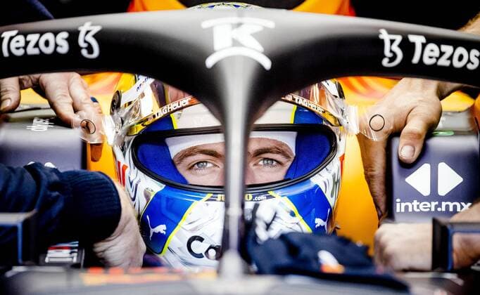 Bilder des Jahres 2022, Sport 07 Juli Sport Themen der Woche KW27 Sport Bilder des Tages 2022-07-08 13:26:38 SPIELBERG - Max Verstappen (1) with the Oracle Red Bull Racing RB18 Honda in the pit box at the Red Bull Ring race track in the run-up to the Austrian Grand Prix. ANP SEM VAN DER WAL netherlands out - belgium out Spielberg xVIxxIVx
