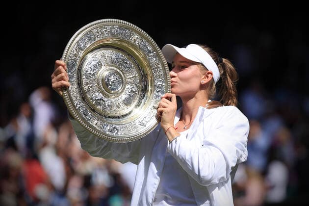 Bilder des Jahres 2022, Sport 07 Juli Sport Themen der Woche KW27 Tennis - Wimbledon (Day 13) 9th July 2022 - Tennis - Wimbledon (Day 13) - Elena Rybakina (KAZ) kisses the Venus Rosewater Dish trophy after her victory over Ons Jabeur (TUN) in the Ladies Singles Final - Photo: Simon Stacpoole Offside. London UK Copyright: xSimonxStacpoolexOffside