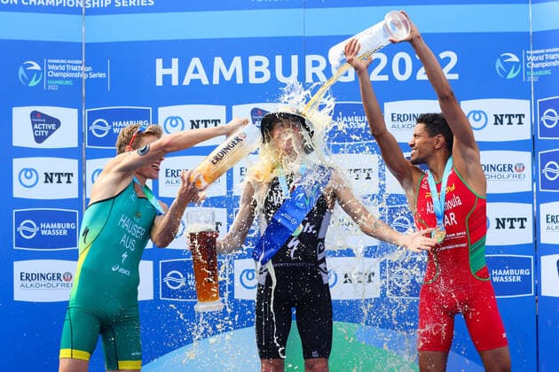Bilder des Jahres 2022, Sport 07 Juli Sport Themen der Woche KW27 Triathlon I Herren I Hamburg Wasser World Triathlon Championship Serie I 09.07.2022 Siegerehrung und Bierdusche MatthewHauser, Australien Hayden Wilde, Neuseeland Jawad Abdelmoula, Marokko Copyright: xLobeca RalfxHomburgx