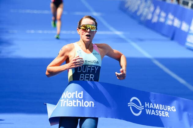 Bilder des Jahres 2022, Sport 07 Juli Sport Themen der Woche KW27 Triathlon I Frauen I Hamburg Wasser World Triathlon Championship Serie I 09.07.2022 Siegeinlauf Flora Duffy, Bermuda Copyright: xLobeca RalfxHomburgx
