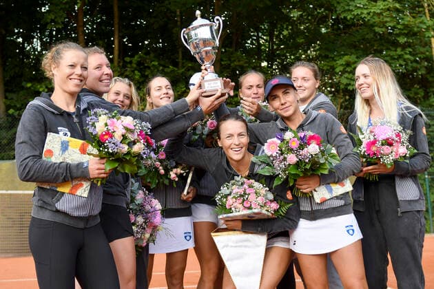 Bilder des Jahres 2022, Sport 07 Juli Sport Themen der Woche KW27 Sport Bilder des Tages Deutscher Mannschaftsmeister im Tennis, die Damenmannschaft des TC Bredeney 1, mit Tatjana Maria GER in der Mitte und Jule Niemeier GER (TC Bredeney) 2. oben rechts 09.07.2022 ¢ Tennis ¢ 1. Bundesliga Damen ¢ TC Bredeney 1 vs TK BW Aachen 1 , Tennisclub Bredeney, Essen, Copyright: xPeterxEppingerx