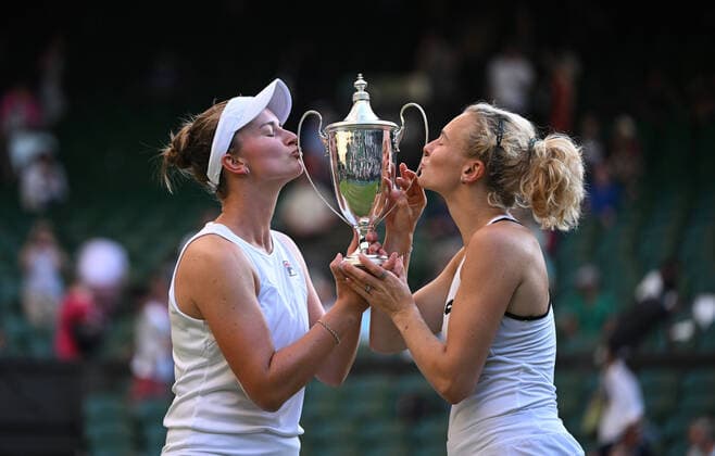 Bilder des Jahres 2022, Sport 07 Juli Sport Themen der Woche KW27 Sport Bilder des Tages 2022 Wimbledon Barbora Krejcikova, (CZE) and Katerina Siniakova , (CZE)