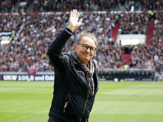 Bilder des Jahres 2022, Sport 07 Juli Abschied von Ewald Lienen als Angestellter bei St. Pauli. Der Technische Direktor verlaesst den Verein nach langen Jahren. FC St. Pauli vs. 1.FC Nuernberg 2. Bundesliga, Hamburg, Millerntor Stadion, Spielzeit 2022 2023, 1.Spieltag, 16.07.2022 DFL REGULATIONS PROHIBIT ANY USE OF PHOTOGRAPHS AS IMAGE SEQUENCES AND OR QUASI-VIDEO Foto:EIBNER Stephanie Zerbe FC St. Pauli vs. 1.FC Nuernberg 2. Bundesliga, Hamburg, Spielzeit 2022 2023, 1.Spieltag, 16.07.2022 Hamburg Copyright: xStephaniexZerbe xEibner-Pressefox EP_EER