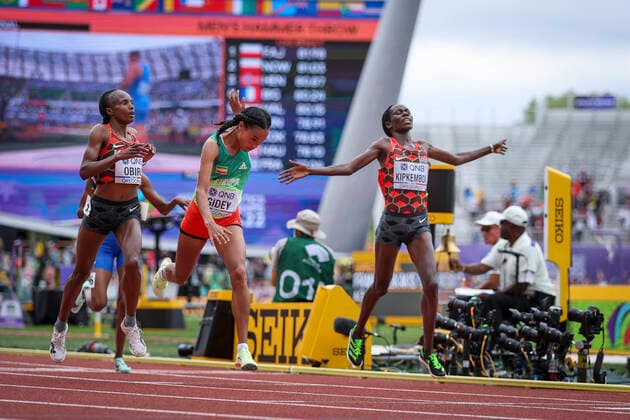 Bilder des Jahres 2022, Sport 07 Juli Sport Bilder des Tages World Athletics Championships Oregon 22; United States of America, 16.07.2022 Zieleinlauf 10000m: Siegerin Letesenbet GIDEY (ETH), Platz 2 geht an Hellen OBIRI (KEN), Platz 3 an Margaret Chelimo KIPKEMBOI (KEN) am 16.07.22 im Hayward Field in Eugene an Tag 2 der World Athletics Championships Oregon22. Copyright: xBEAUTIFULxSPORTS AxelxKohringx