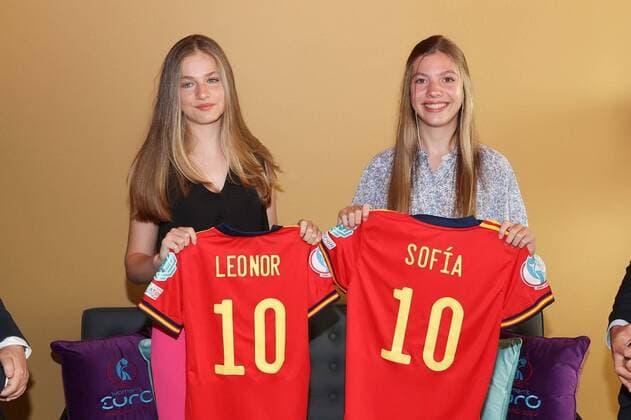 Bilder des Jahres 2022, Sport 07 Juli Sport Bilder des Tages The Princess of Asturias, Leonor, and the Infanta Sofía attended the UEFA Women s Euro 2022 group stage match between the National Teams of Denmark and Spain at the Brentford Community Stadium in London. London July 16, 2022 La Princesa de Asturias, Leonor, y la Infanta Sofía asistieron en el Brentford Community Stadium de Londres, al partido de la fase de grupos de la UEFA EURO, EM, Europameisterschaft,Fussball Femenina 2022 entre las Selecciones Nacionales de Dinamarca y Espana. Londres 16 de Julio de 2022 Casa de S.M. el Rey JOSE JIMENEZ Cordon Press Images will be for editorial use only. Mandatory credit: Casa de S.M. el Rey JOSE JIMENEZ Cordon Press