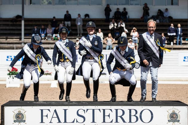 Bilder des Jahres 2022, Sport 07 Juli 220717 Lag Sverige jublar efter totalvinsten I nations cup under dag 9 av Falsterbo Horse Show den 17 juli 2022 i Falsterbo. Copyright: MATHILDAxAHLBERG BB220717BB547